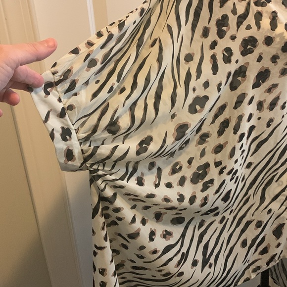 NWOT. Woman’s sheer short sleeve cocoon style top with hi/lo hemline. - Picture 4 of 9